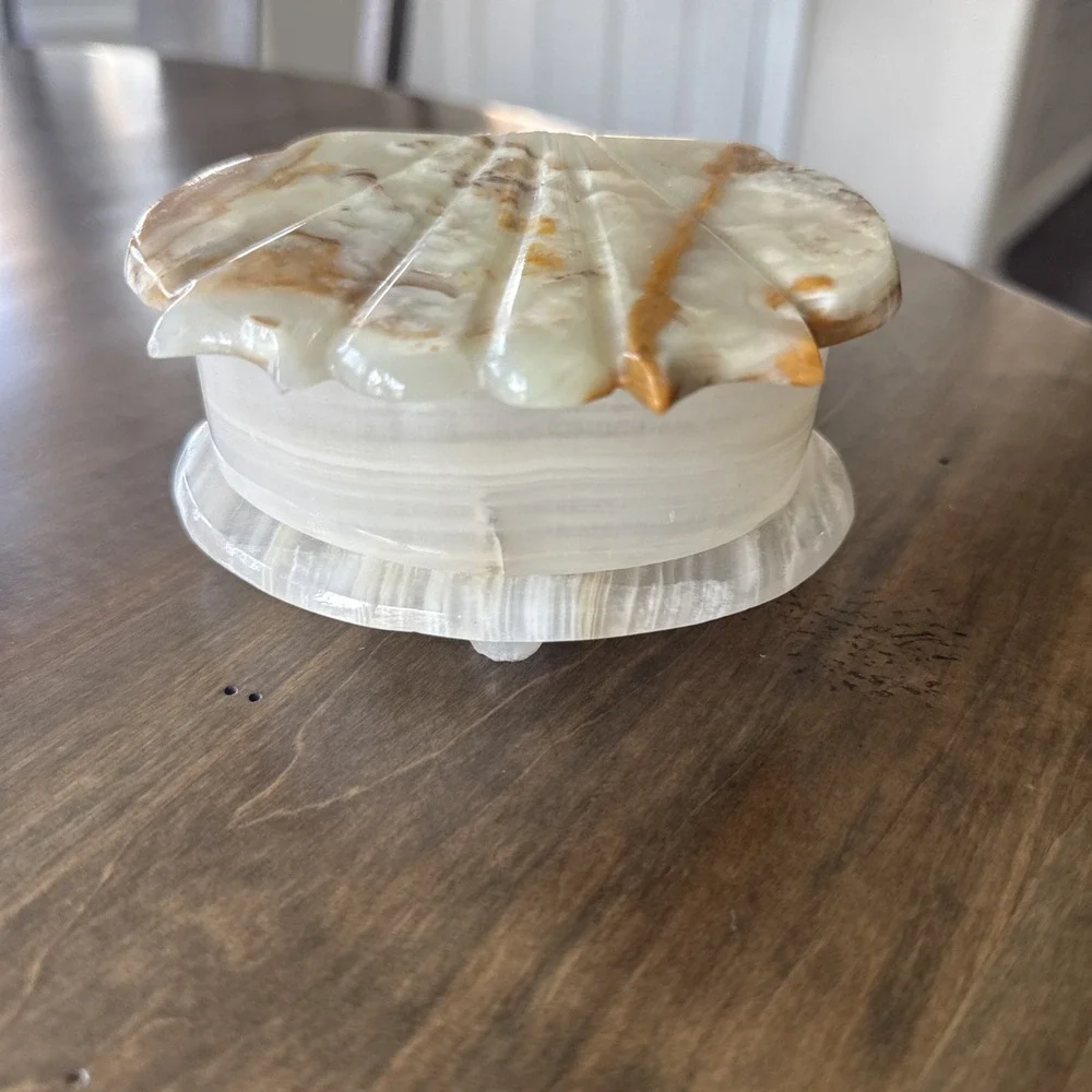 Vintage Clam Shell Shaped Onyx Alabaster Marble Trinket Jewelry Box Hinged Lid